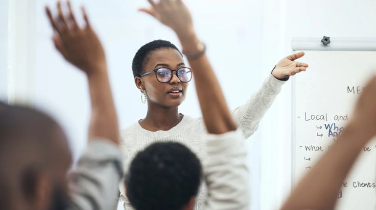 Enseignante avec un groupe d'élèves en classe